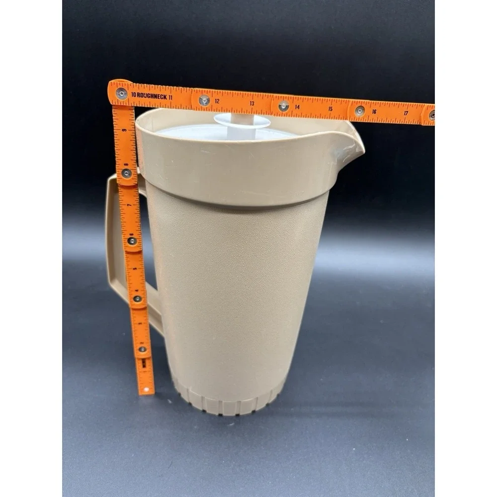 Tupperware 2 Quart‎ Pitcher Tan w/ Push Button Seal 800-8 Vintage